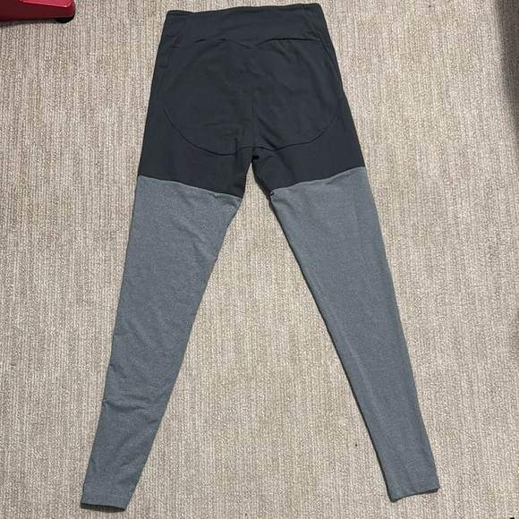 Gymshark Women’s Leggings Size M Gray Two Tone Criss Cross Waist - Picture 9 of 10